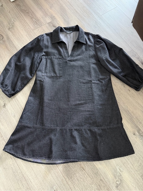 Dokotoo Dresses & Skirts - DOKOTOO Black Collared V-Neck Shift Dress